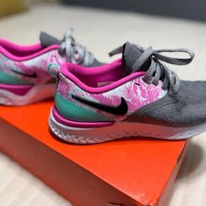 Nike Women's Gray and Pink Athletic Shoes